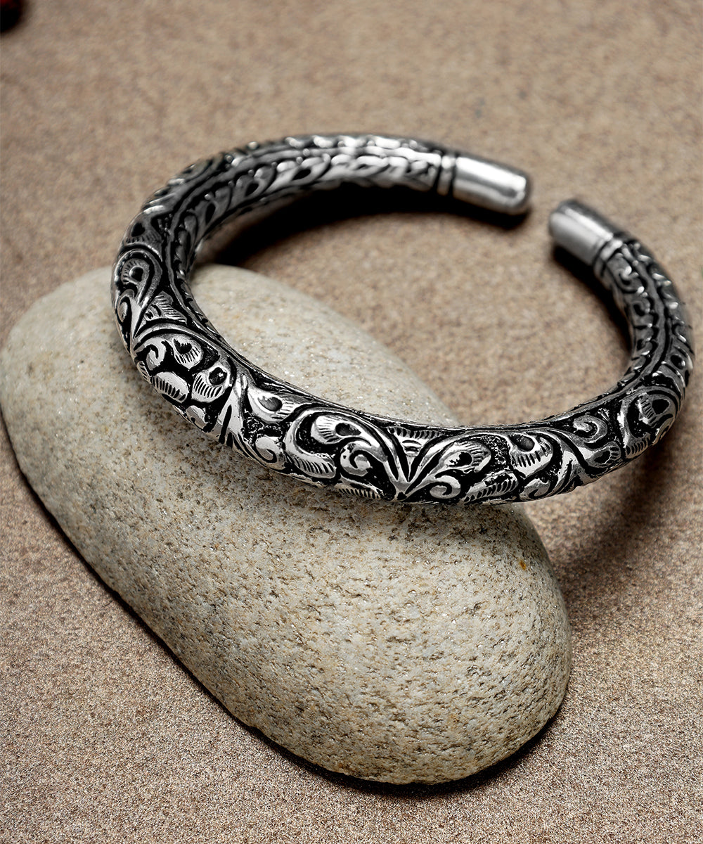 Hardik_Handcrafted_Oxidised_Pure_Silver_Bangle_WeaverStory_02