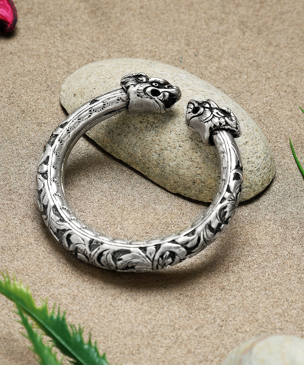 Mehul_Handcrafted_Oxidised_Pure_Silver_Bangle_WeaverStory_01