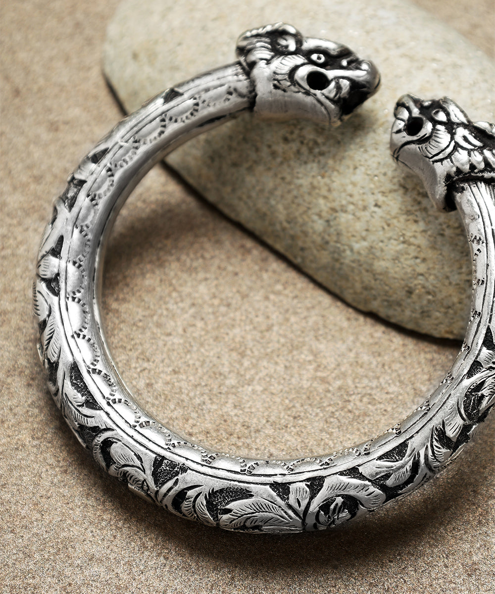 Mehul_Handcrafted_Oxidised_Pure_Silver_Bangle_WeaverStory_02