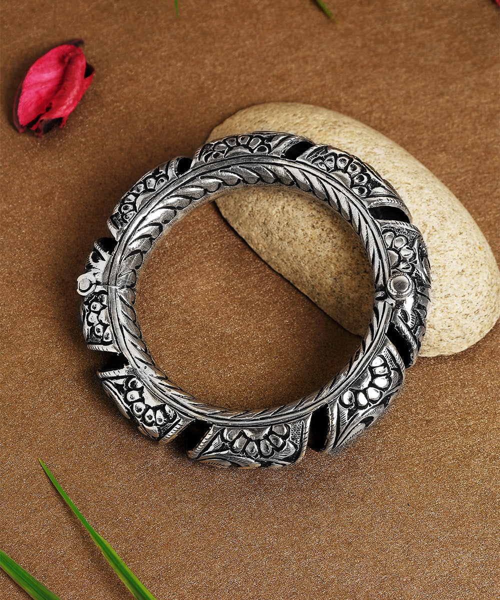 Kaustubh_Handcrafted_Oxidised_Pure_Silver_Bangle_With_Flower_Motifs_WeaverStory_01