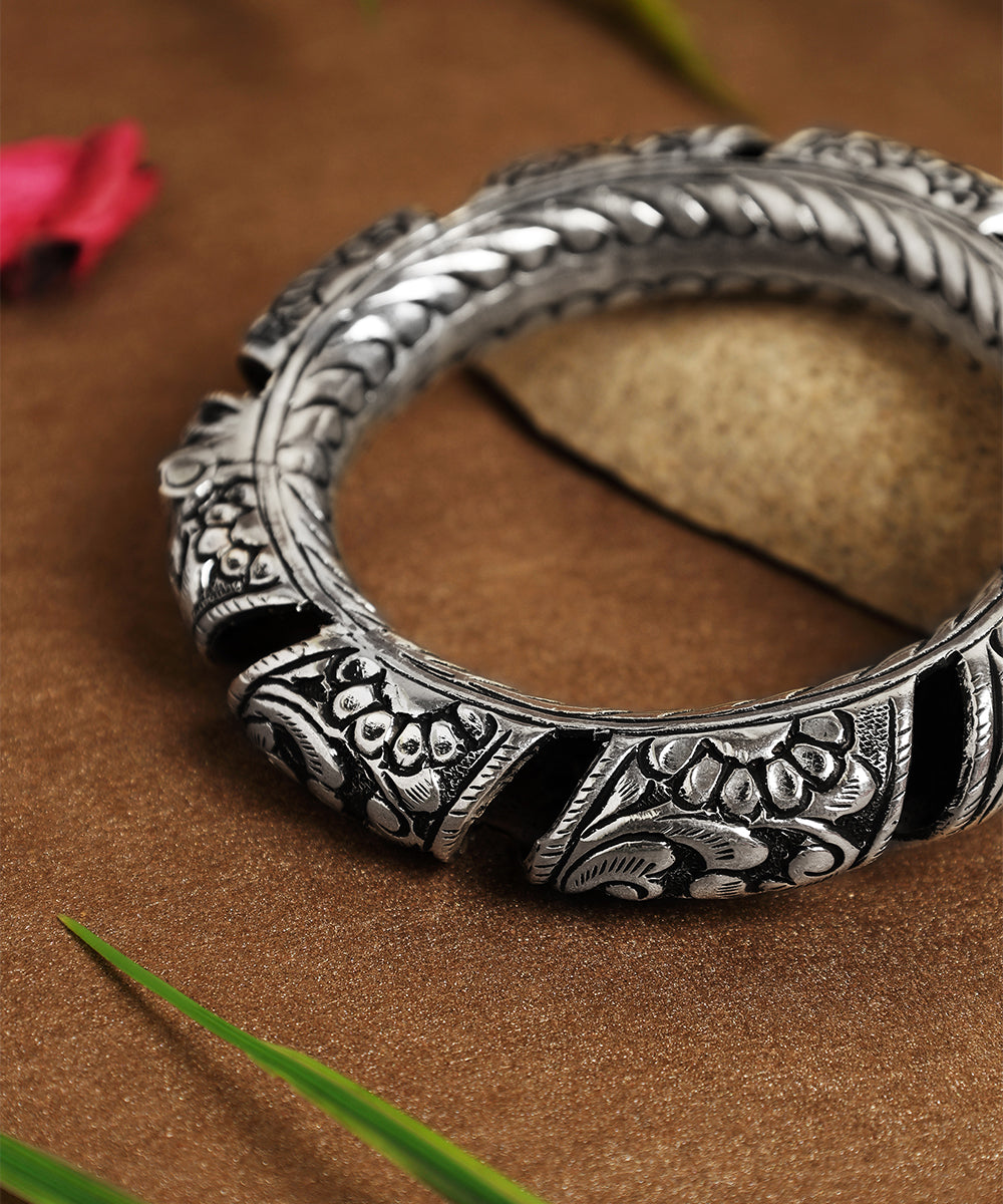 Kaustubh_Handcrafted_Oxidised_Pure_Silver_Bangle_With_Flower_Motifs_WeaverStory_02