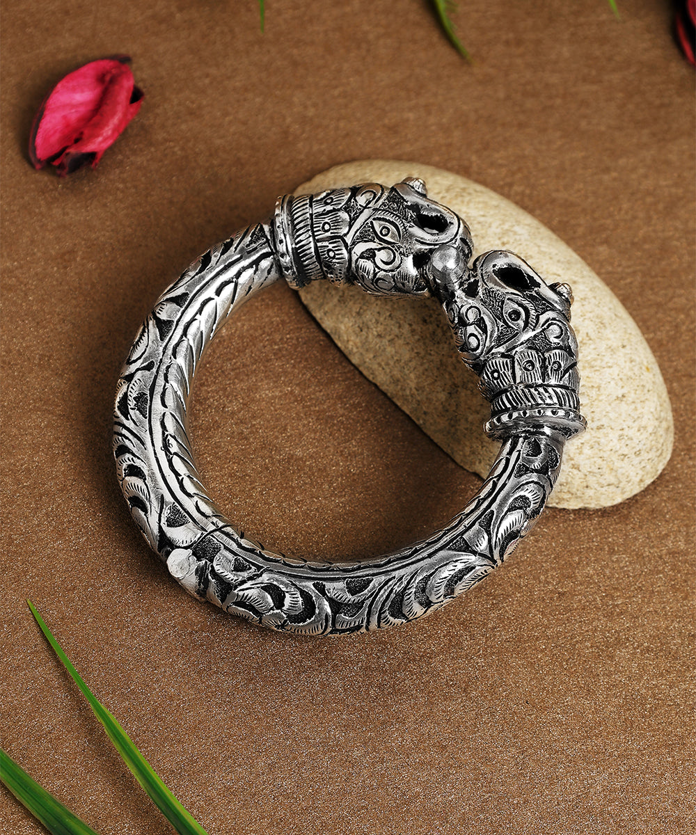 Dheer_Handcrafted_Oxidised_Pure_Silver_Bangle_WeaverStory_01