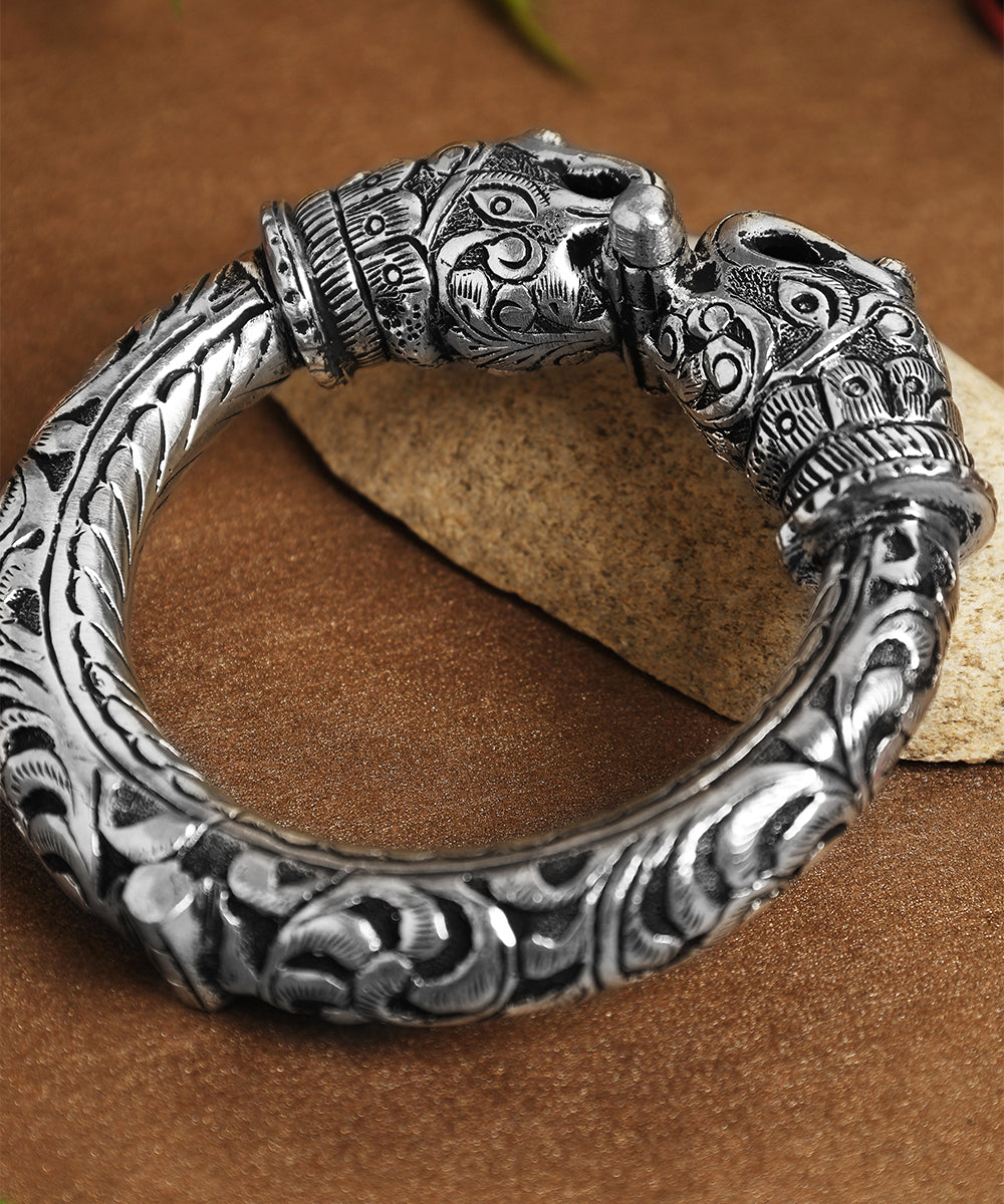 Dheer_Handcrafted_Oxidised_Pure_Silver_Bangle_WeaverStory_02