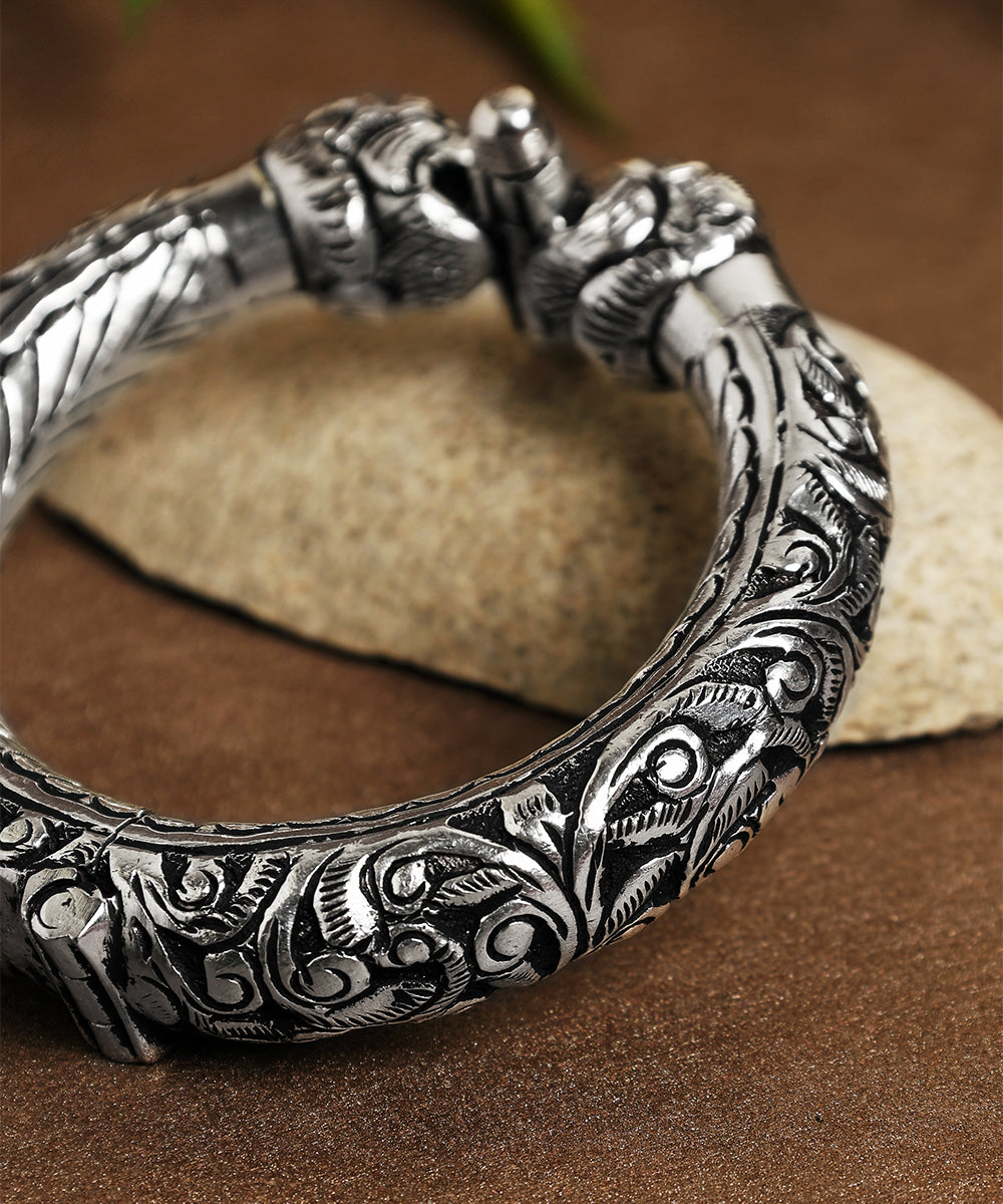 Vikrant_Handcrafted_Oxidised_Pure_Silver_Bangle_WeaverStory_02