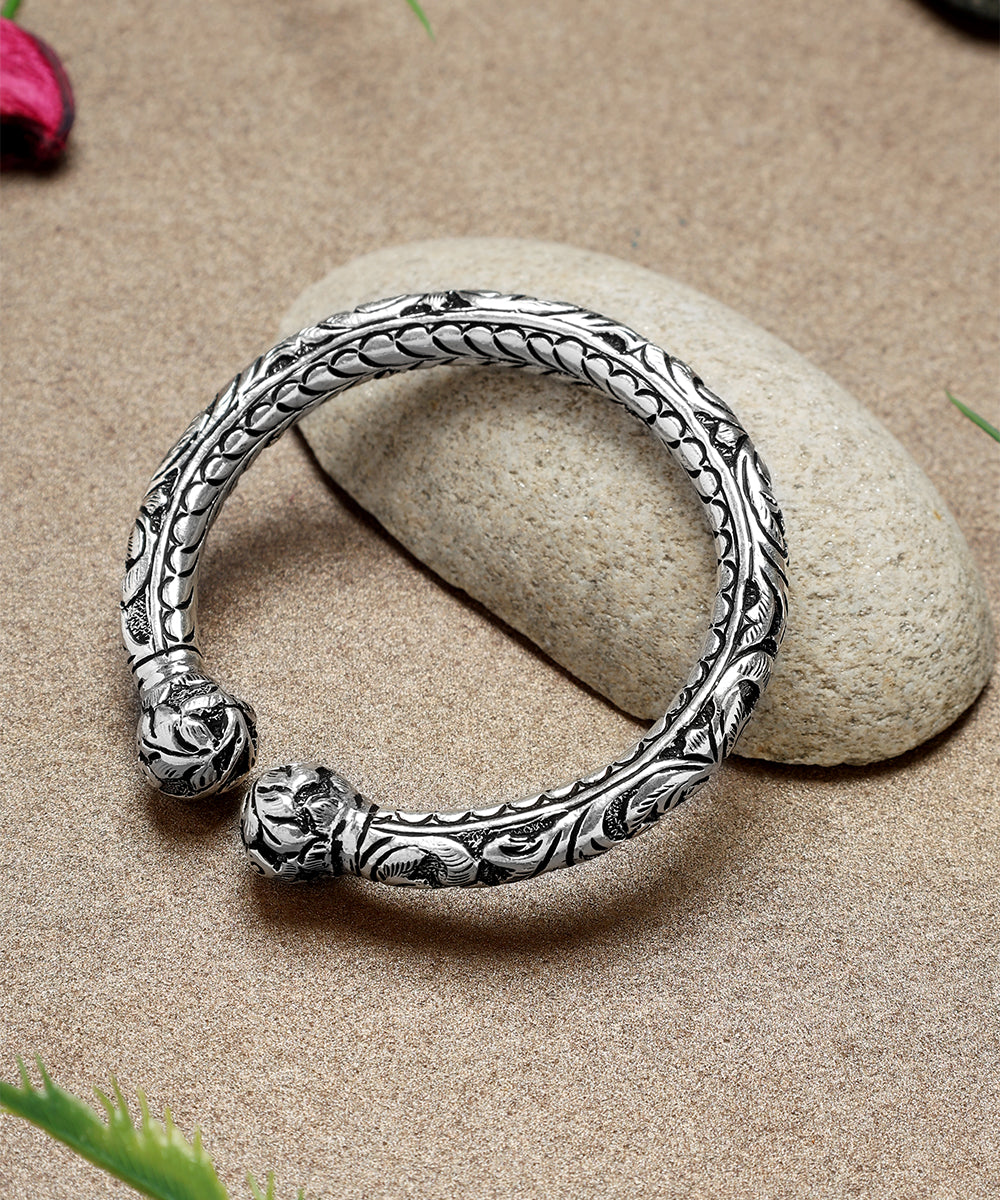 Yashas_Handcrafted_Oxidised_Pure_Silver_Bangle_WeaverStory_01