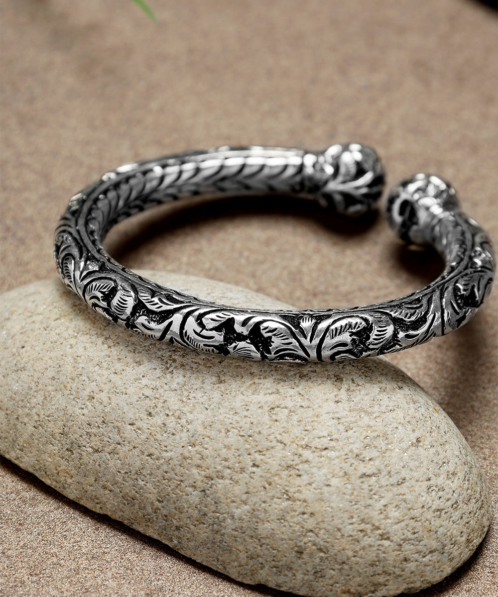 Yashas_Handcrafted_Oxidised_Pure_Silver_Bangle_WeaverStory_02