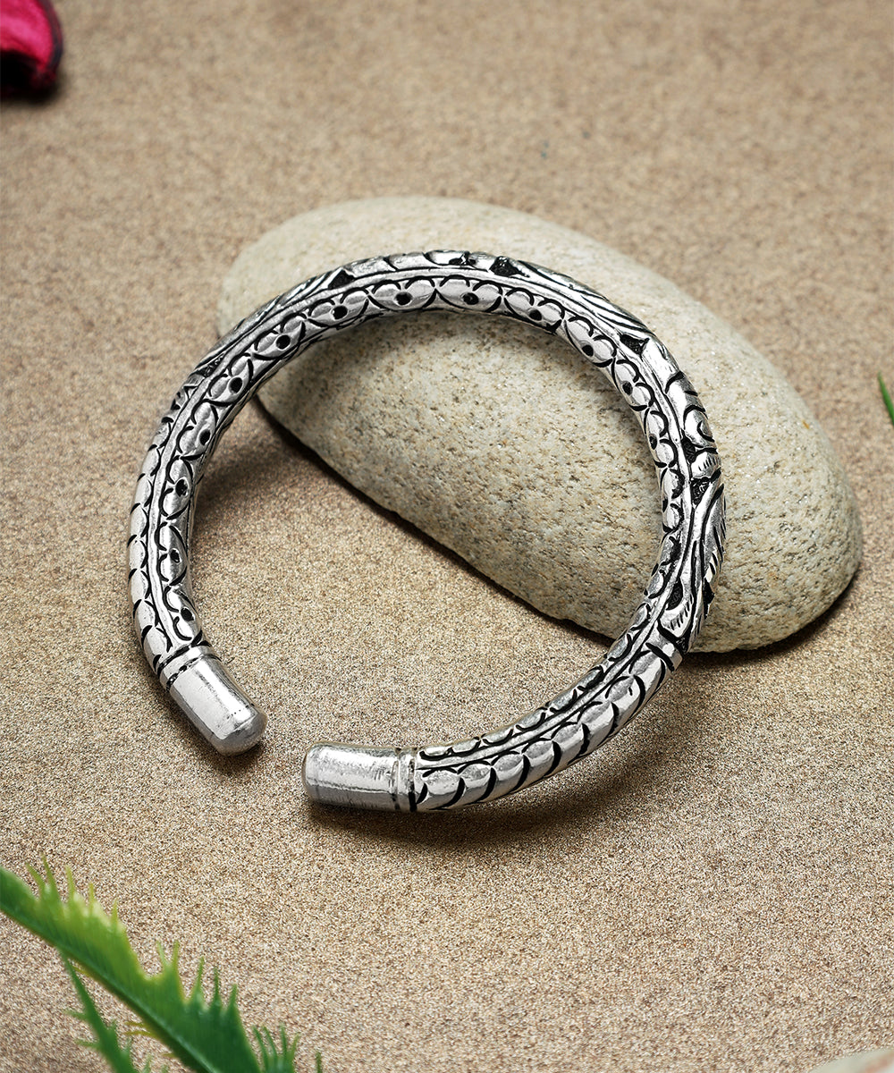 Jayan_Handcrafted_Oxidised_Pure_Silver_Bangle_WeaverStory_01