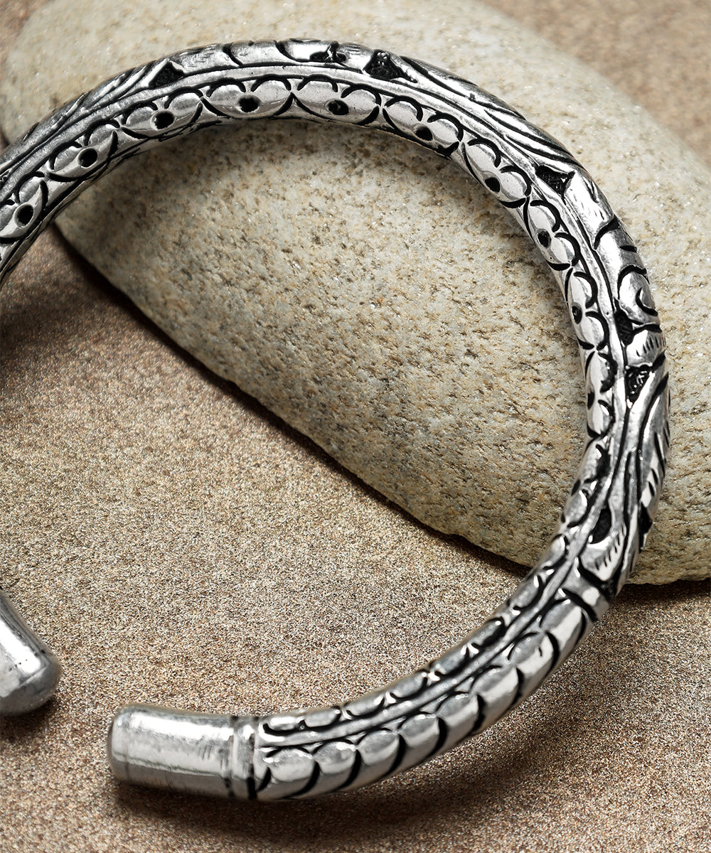 Jayan_Handcrafted_Oxidised_Pure_Silver_Bangle_WeaverStory_02