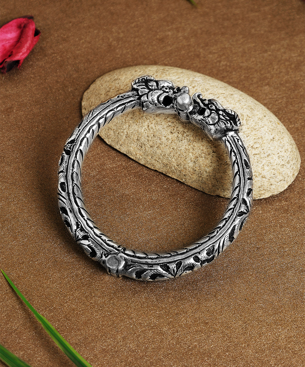 Abhi_Handcrafted_Oxidised_Pure_Silver_Bangle_WeaverStory_01