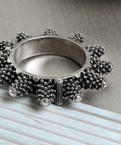 Soham_Handcrafted_Oxidised_Pure_Silver_Bangle_WeaverStory_02