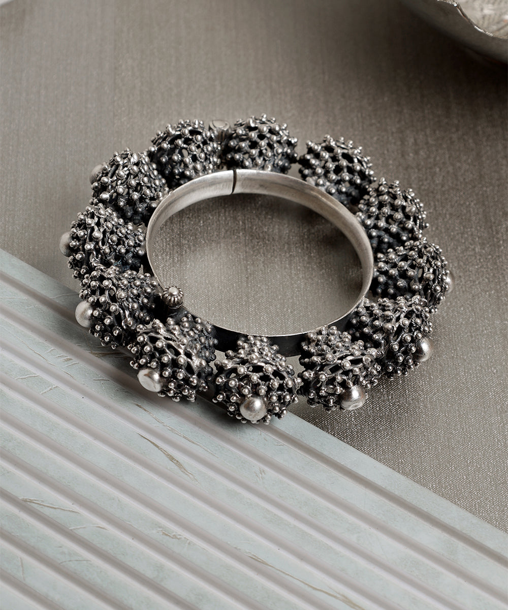 Sahasra_Handcrafted_Oxidised_Pure_Silver_Bangle_WeaverStory_01