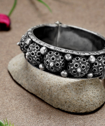 Kashvi_Handcrafted_Oxidised_Pure_Silver_Bangle_WeaverStory_02