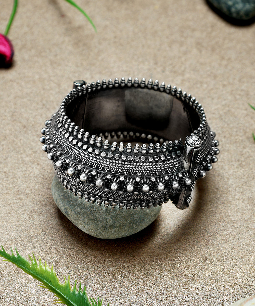 Tanush_Handcrafted_Oxidised_Pure_Silver_Bangle_WeaverStory_01