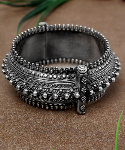 Tanush_Handcrafted_Oxidised_Pure_Silver_Bangle_WeaverStory_02