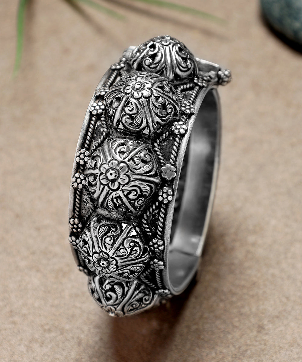 Tarik_Handcrafted_Oxidised_Pure_Silver_Bangle_WeaverStory_01