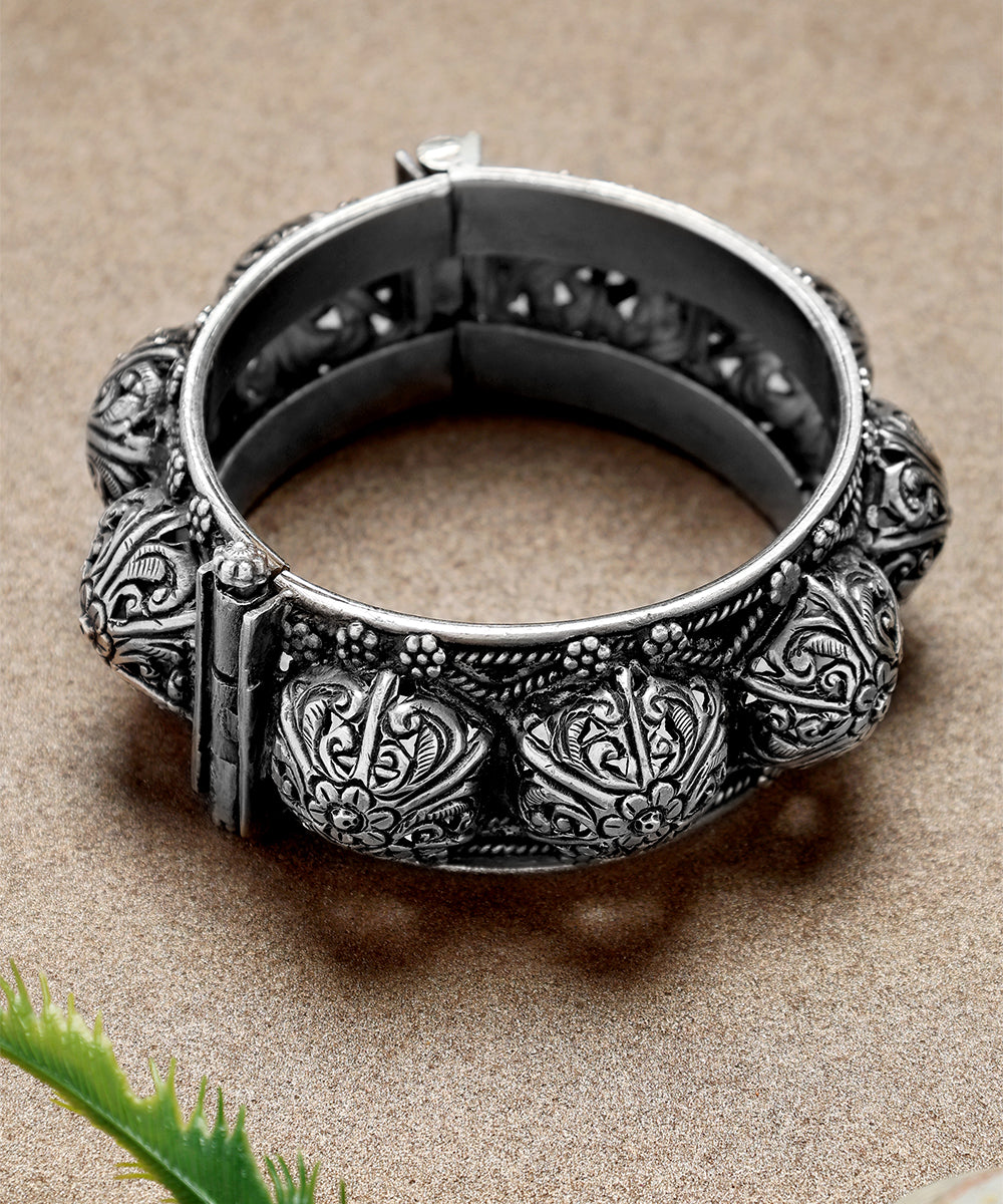 Tarik_Handcrafted_Oxidised_Pure_Silver_Bangle_WeaverStory_02