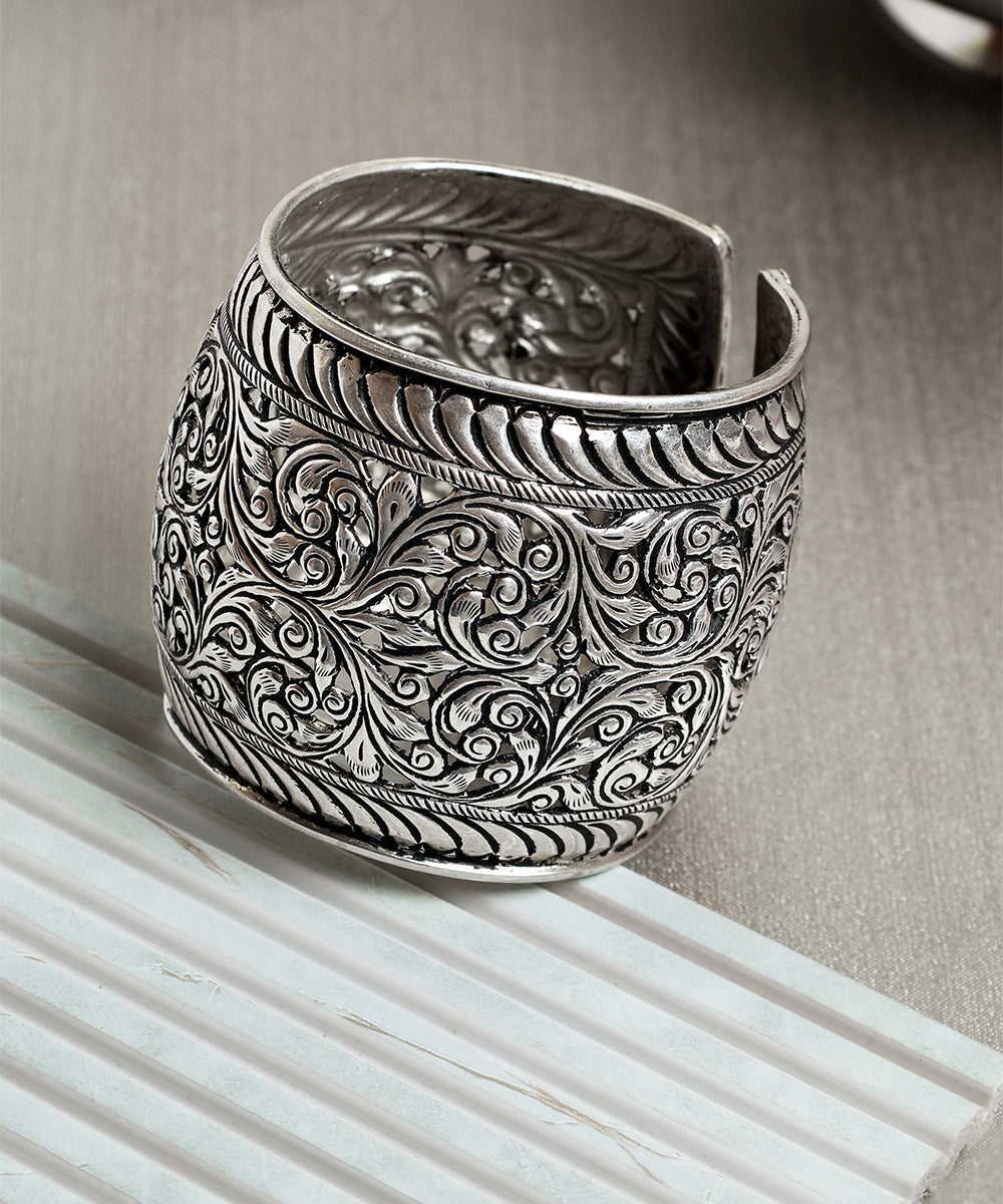 Ishanvi_Handcrafted_Oxidised_Pure_Silver_Bangle_WeaverStory_01