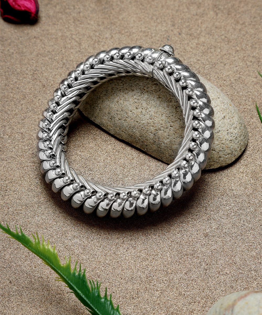 Moksh_Handcrafted_Oxidised_Pure_Silver_Bangle_WeaverStory_01