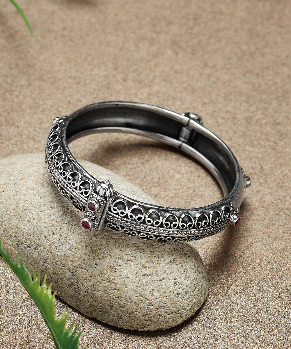 Deetya_Handcrafted_Oxidised_Pure_Silver_Bangle_WeaverStory_01