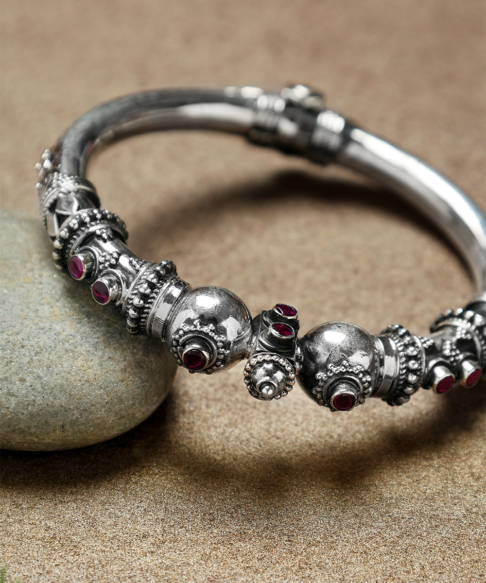 Praneel_Handcrafted_With_Pure_Silver_Bangle_With_Ruby_WeaverStory_02