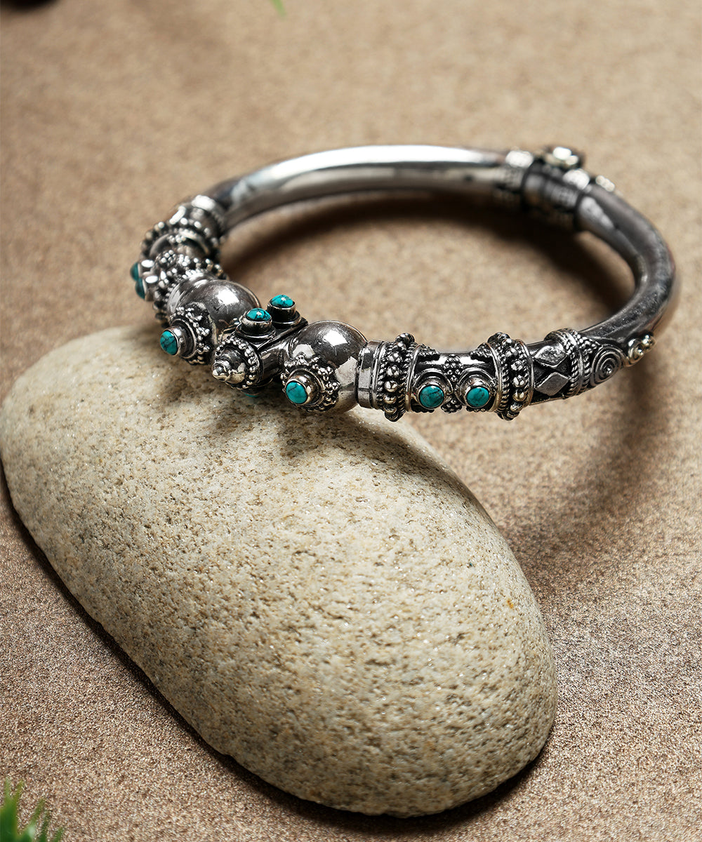 Jishnu_Handcrafted_Turquoise_Oxidised_Pure_Silver_Bangle_WeaverStory_02