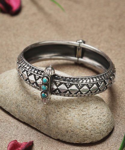 Vignesh_Handcrafted_Turquoise_Oxidised_Pure_Silver_Bangle_WeaverStory_01