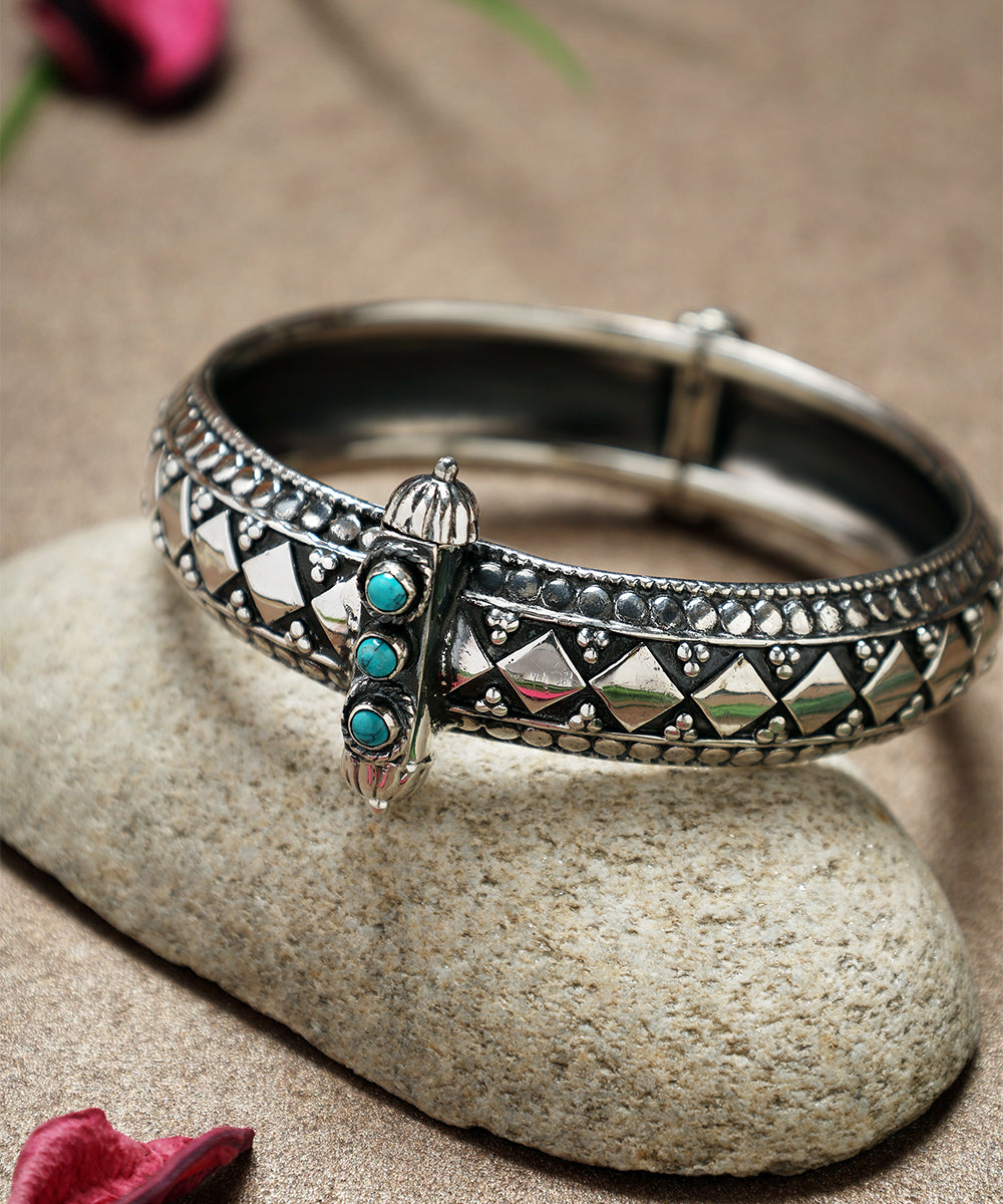 Vignesh_Handcrafted_Turquoise_Oxidised_Pure_Silver_Bangle_WeaverStory_02