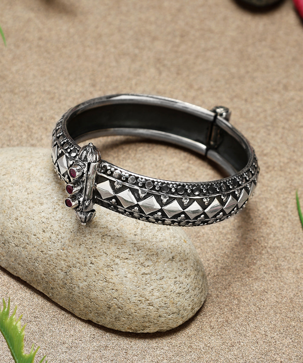 Siyona_Handcrafted_Oxidised_Pure_Silver_Bangle_With_Ruby_WeaverStory_01