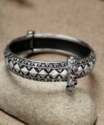 Siyona_Handcrafted_Oxidised_Pure_Silver_Bangle_With_Ruby_WeaverStory_02