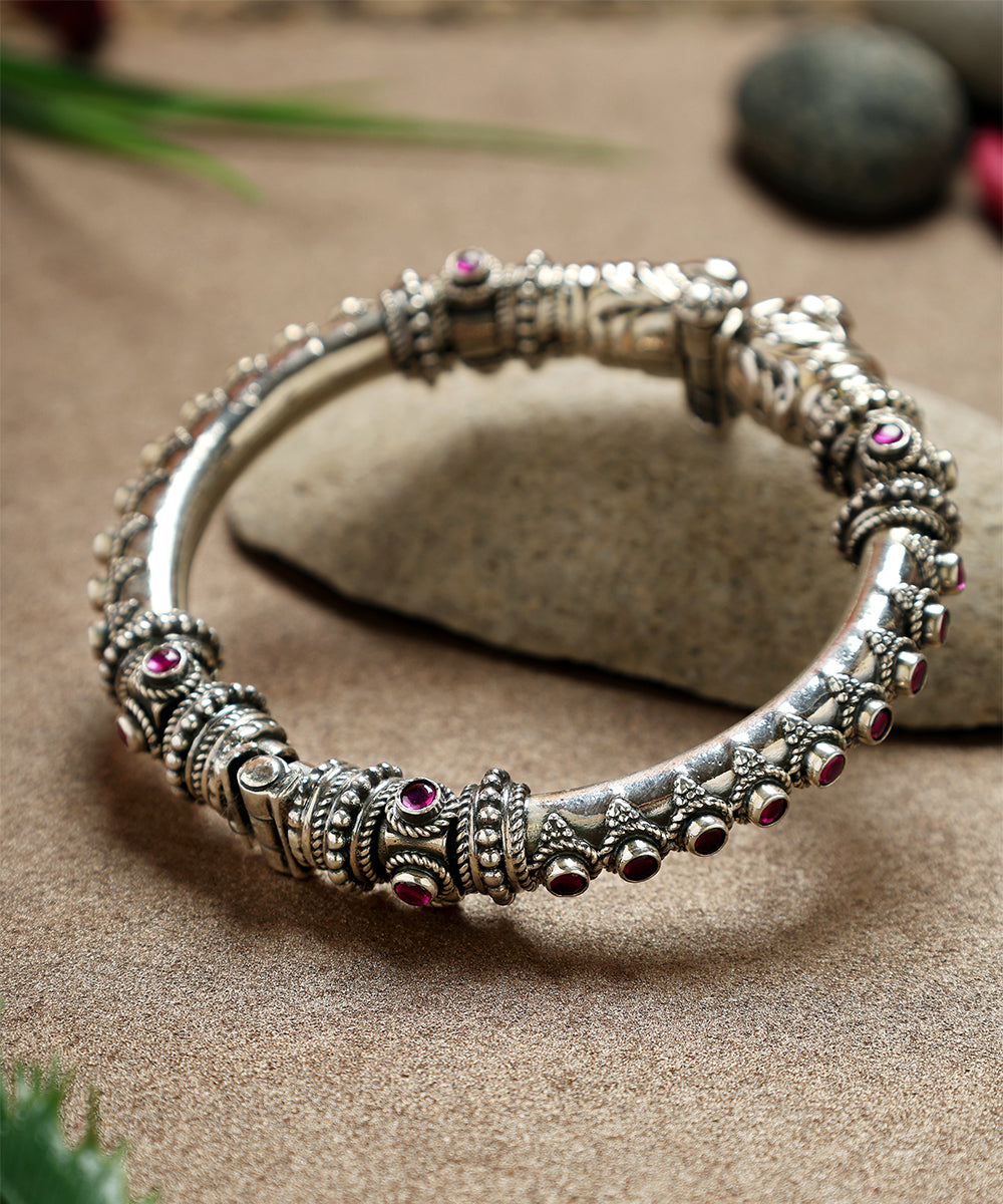 Kishan_Handcrafted_Oxidised_Pure_Silver_Bangle_With_Ruby_WeaverStory_02