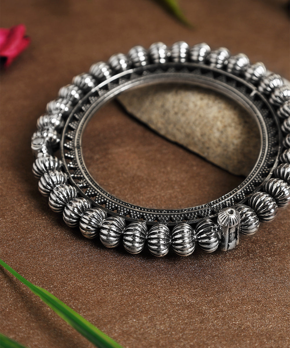 Mukund_Handcrafted_Oxidised_Pure_Silver_Bangle_WeaverStory_02