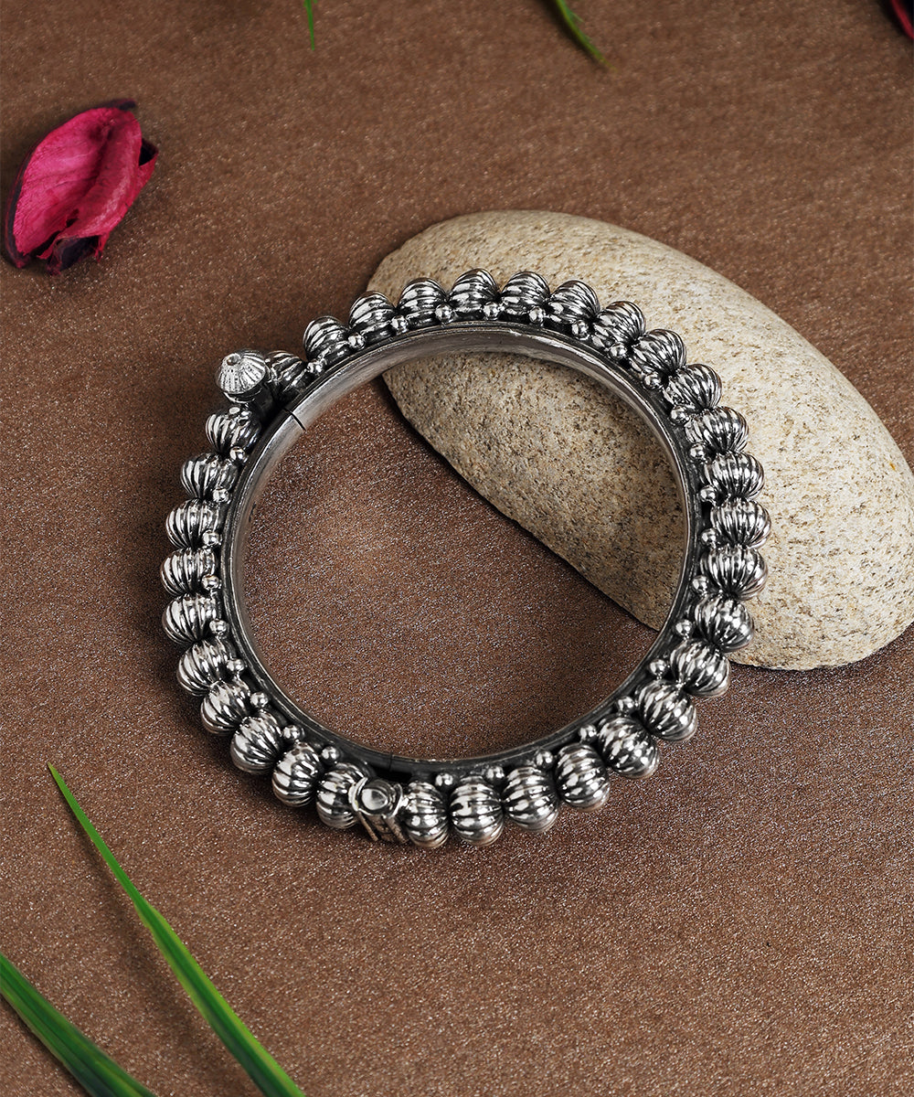 Pragya_Handcrafted_Oxidised_Pure_Silver_Bangle_WeaverStory_01