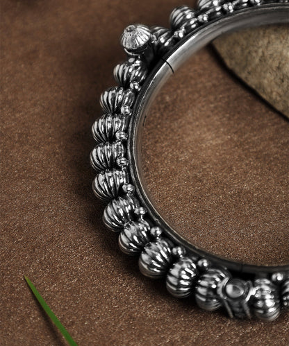 Pragya_Handcrafted_Oxidised_Pure_Silver_Bangle_WeaverStory_02