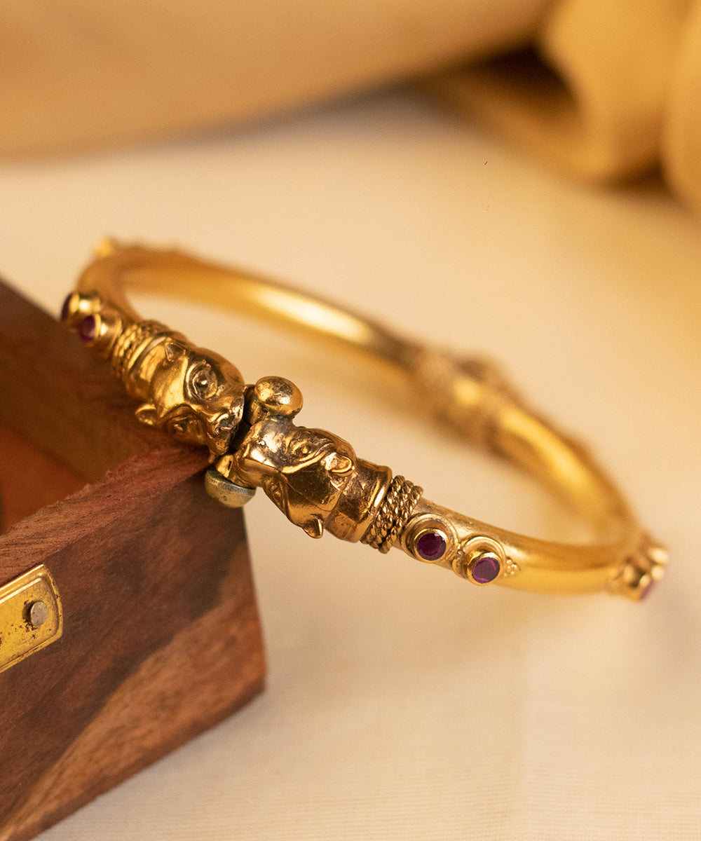 Nura_Handcrafted_Pure_Silver_Bangle_With_Onyx_WeaverStory_01