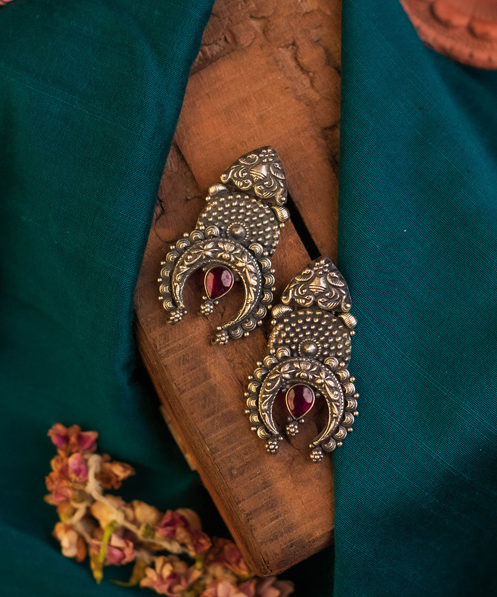 Vaishvi_Handcrafted_Oxidised_Pure_Silver_Earrings_With_Kempstones_WeaverStory_01