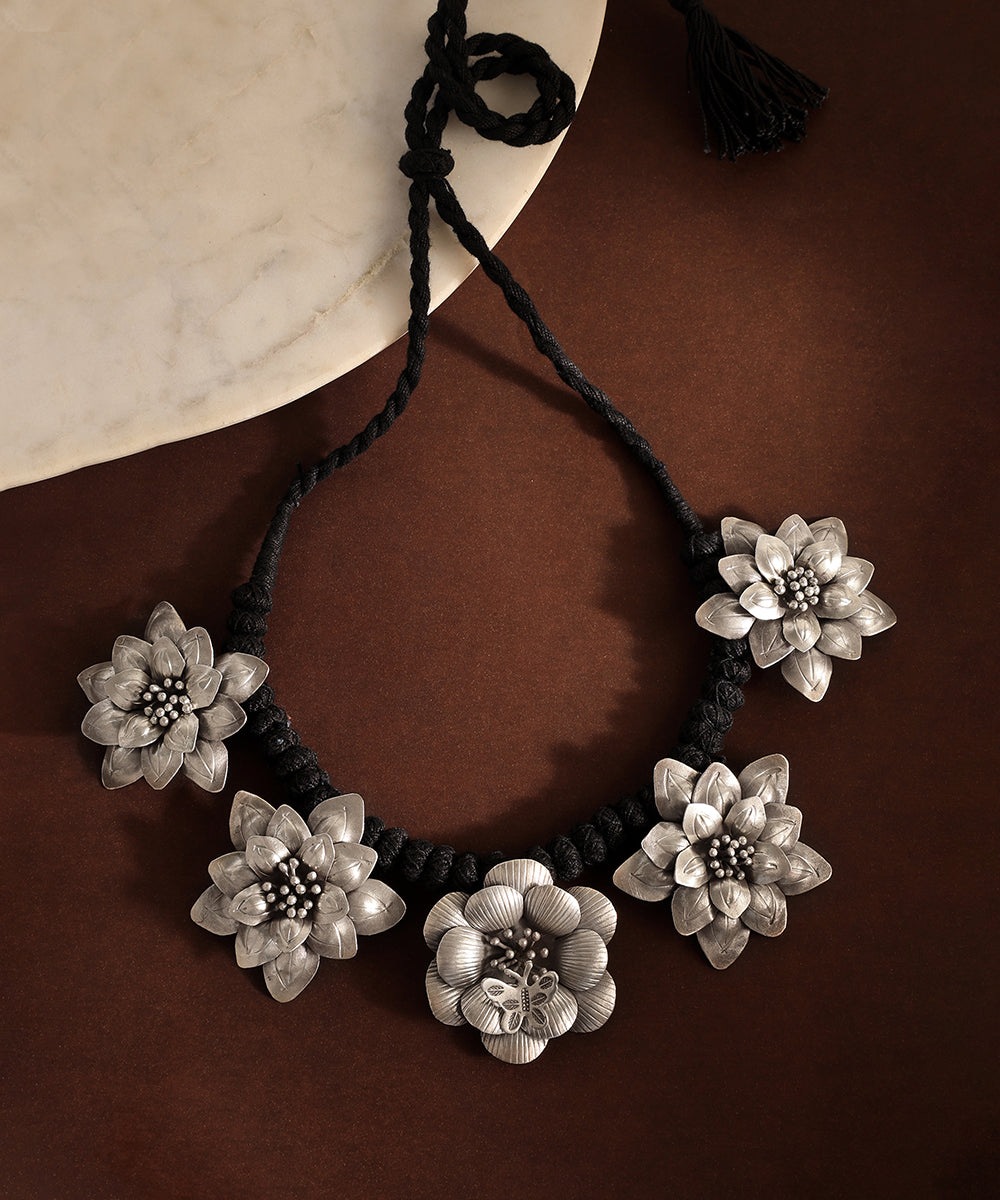 Vivita_Handcrafted_Oxidised_Pure_Silver_Necklace_With_Flower_Motif_WeaverStory_01