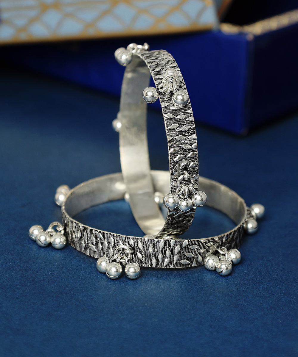 Urmika_Handcrafted_Oxidised_Pure_Silver_Bangles_With_Ghunghroo_WeaverStory_01