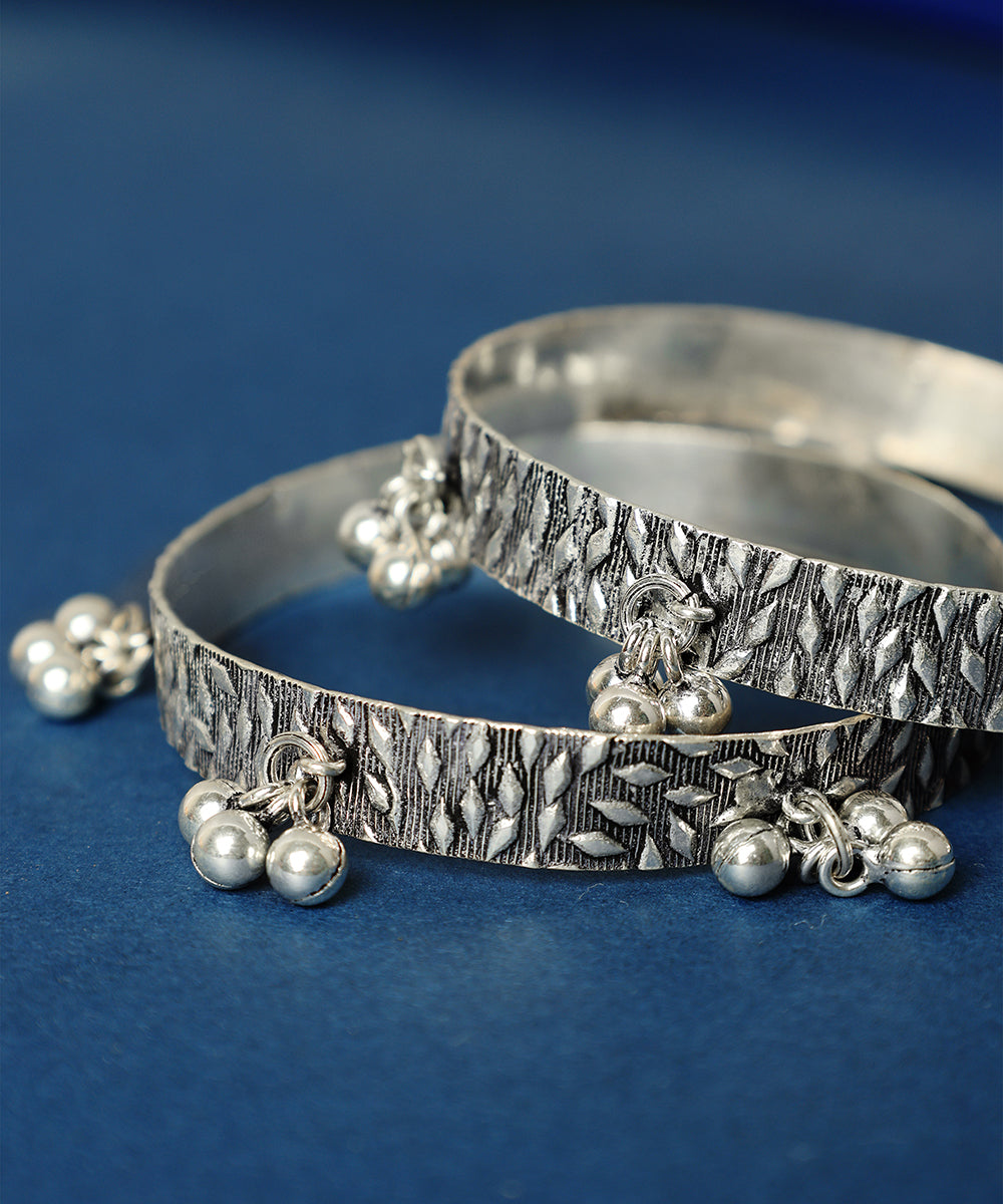 Urmika_Handcrafted_Oxidised_Pure_Silver_Bangles_With_Ghunghroo_WeaverStory_02