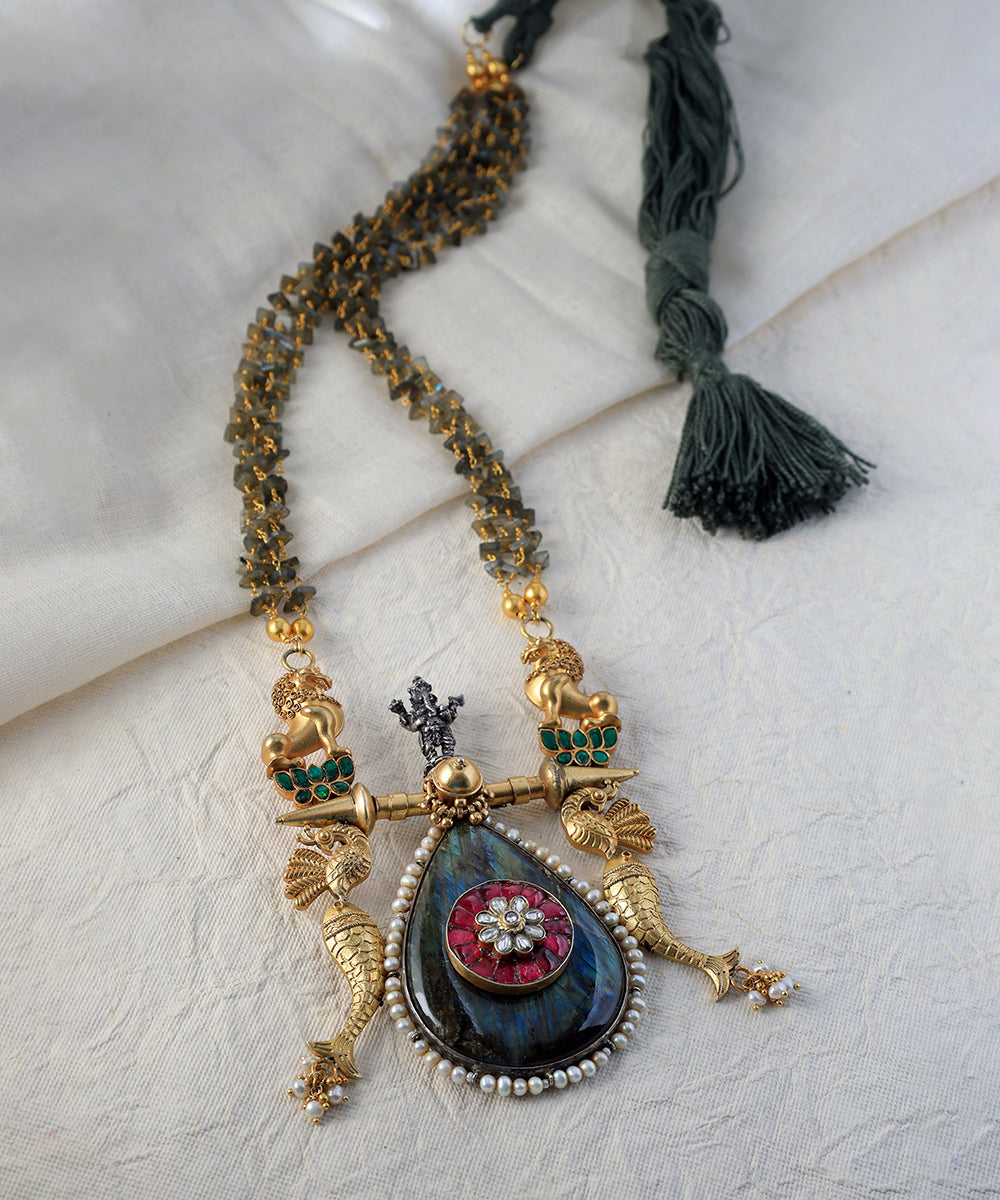 Hemisha_Handcrafted_Golden_Pure_Silver_Necklace_With_Kundan_And_Fish_Motif_WeaverStory_01