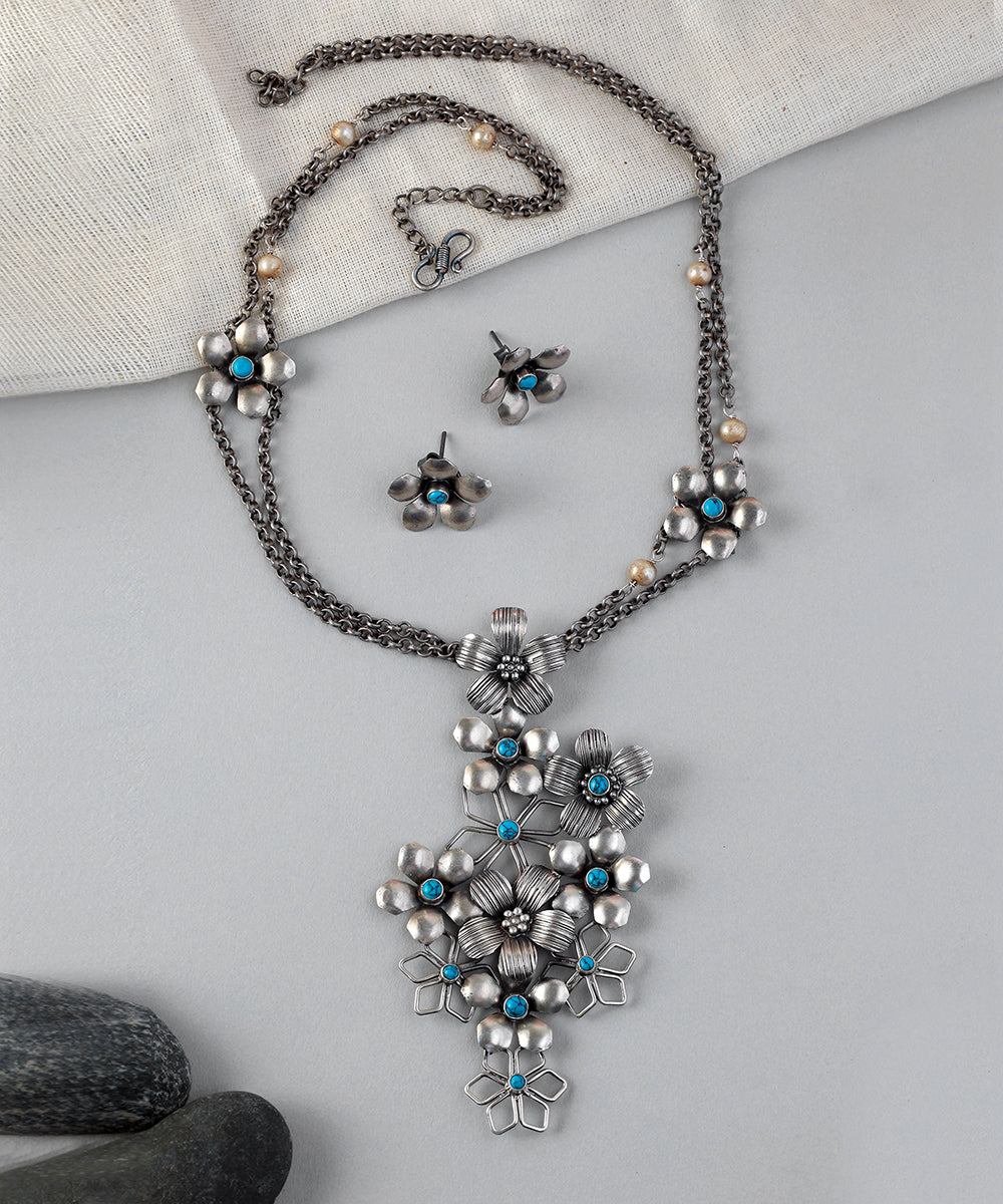 Zarisha_Handcrafted_Oxidised_Turquoise_Pure_Silver_Necklace_Set_WeaverStory_01