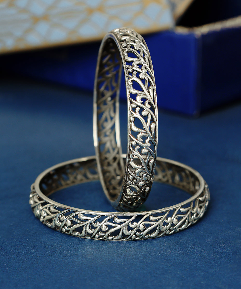 Pavishka_Handcrafted_Oxidised_Pure_Silver_Bangles_WeaverStory_01