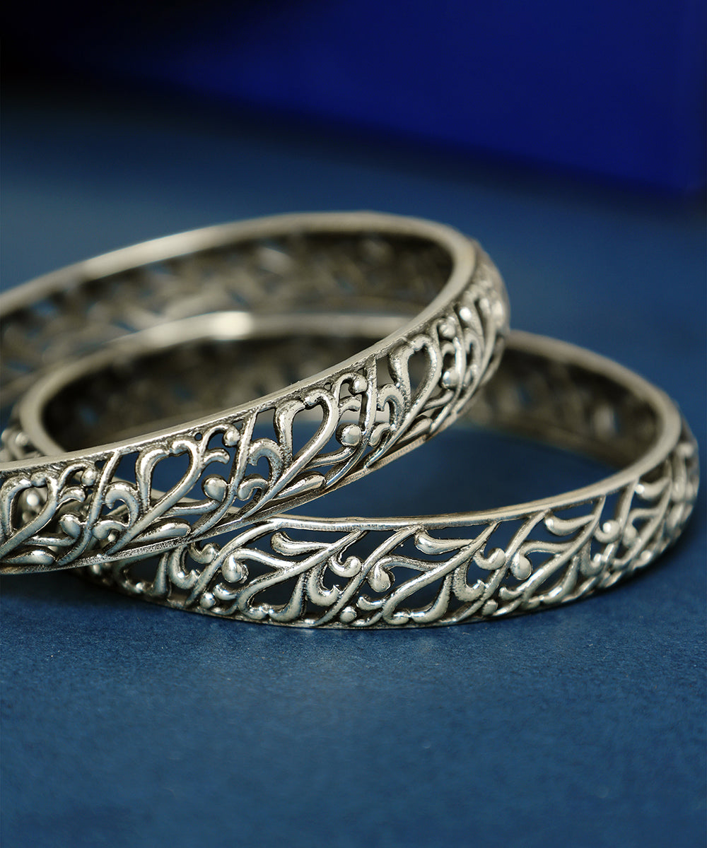 Pavishka_Handcrafted_Oxidised_Pure_Silver_Bangles_WeaverStory_02