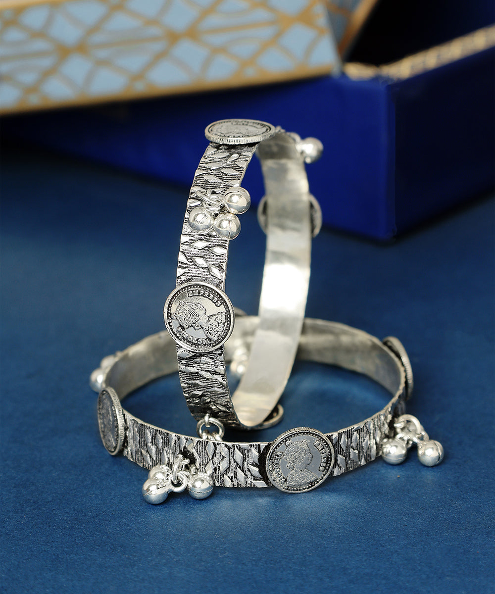Mridini_Handcrafted_Oxidised_Pure_Silver_Bangles_With_Ghunghroo_WeaverStory_01