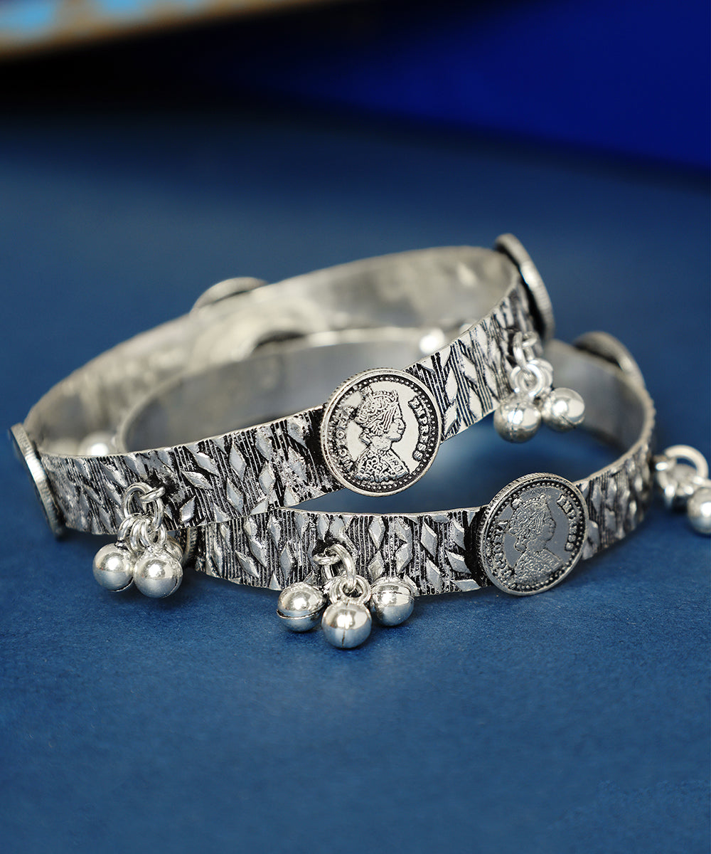 Mridini_Handcrafted_Oxidised_Pure_Silver_Bangles_With_Ghunghroo_WeaverStory_02