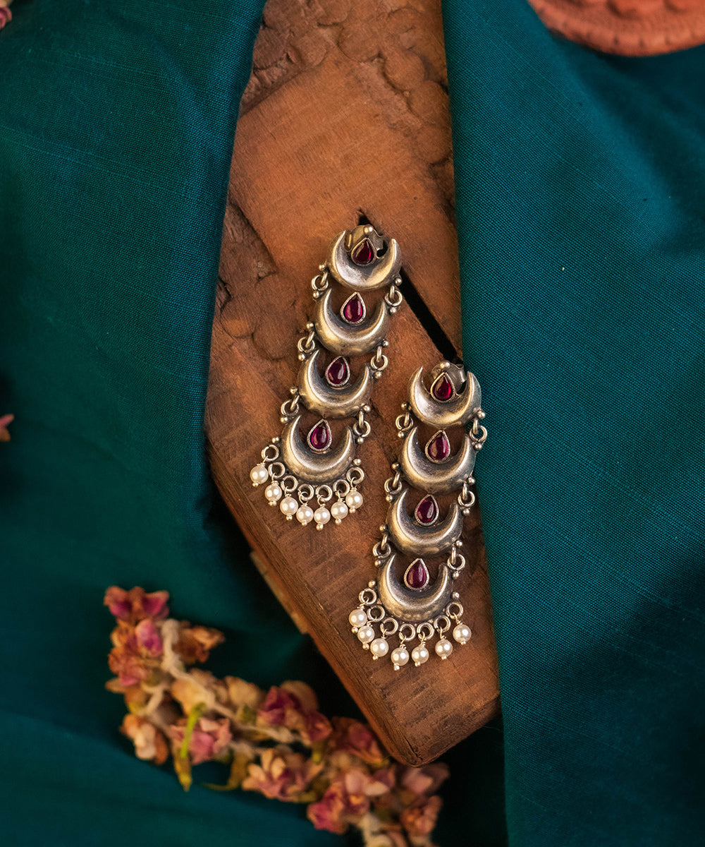 Yaalini_Handcrafted_Oxidised_Pure_Silver_Earrings_With_Kempstones_and_Pearls_WeaverStory_01