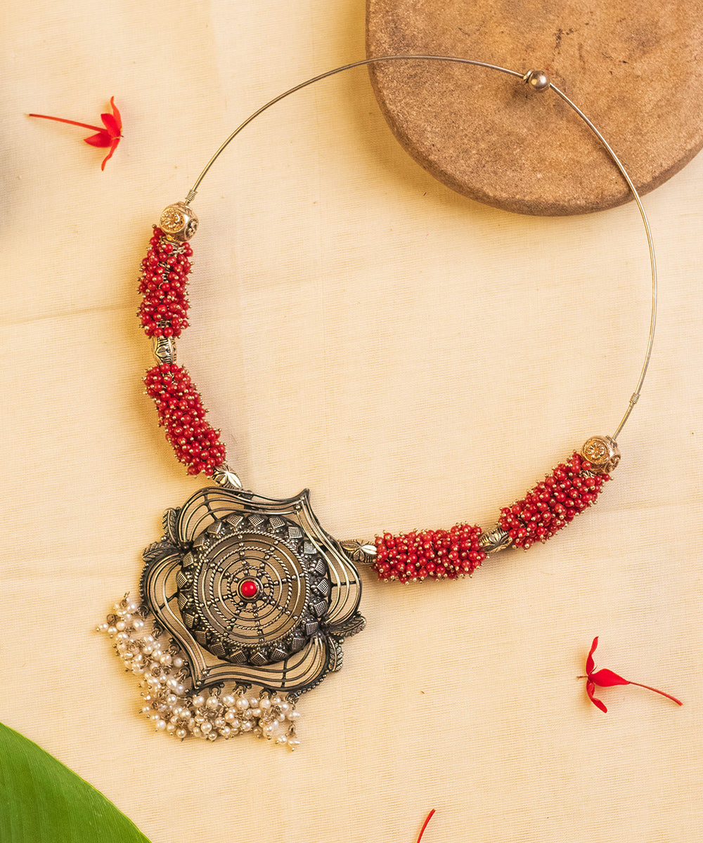 Fritha_Handcrafted_Oxidised_Pure_Silver_Necklace_With_Kempstones_and_Pearls_WeaverStory_01