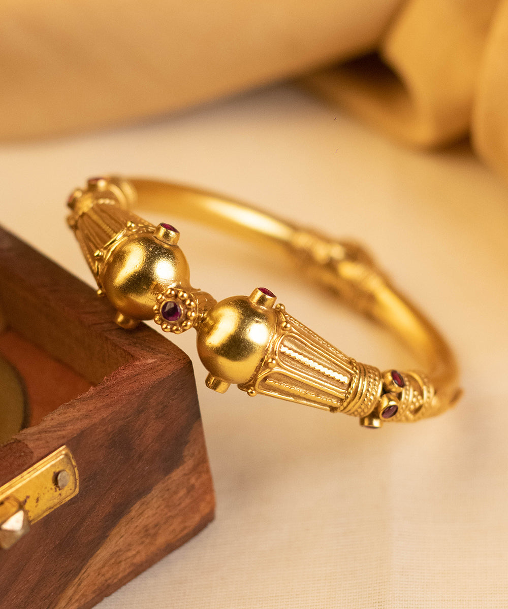 Kahini_Handcrafted_Pure_Silver_Bangle_with_Onyx_WeaverStory_01