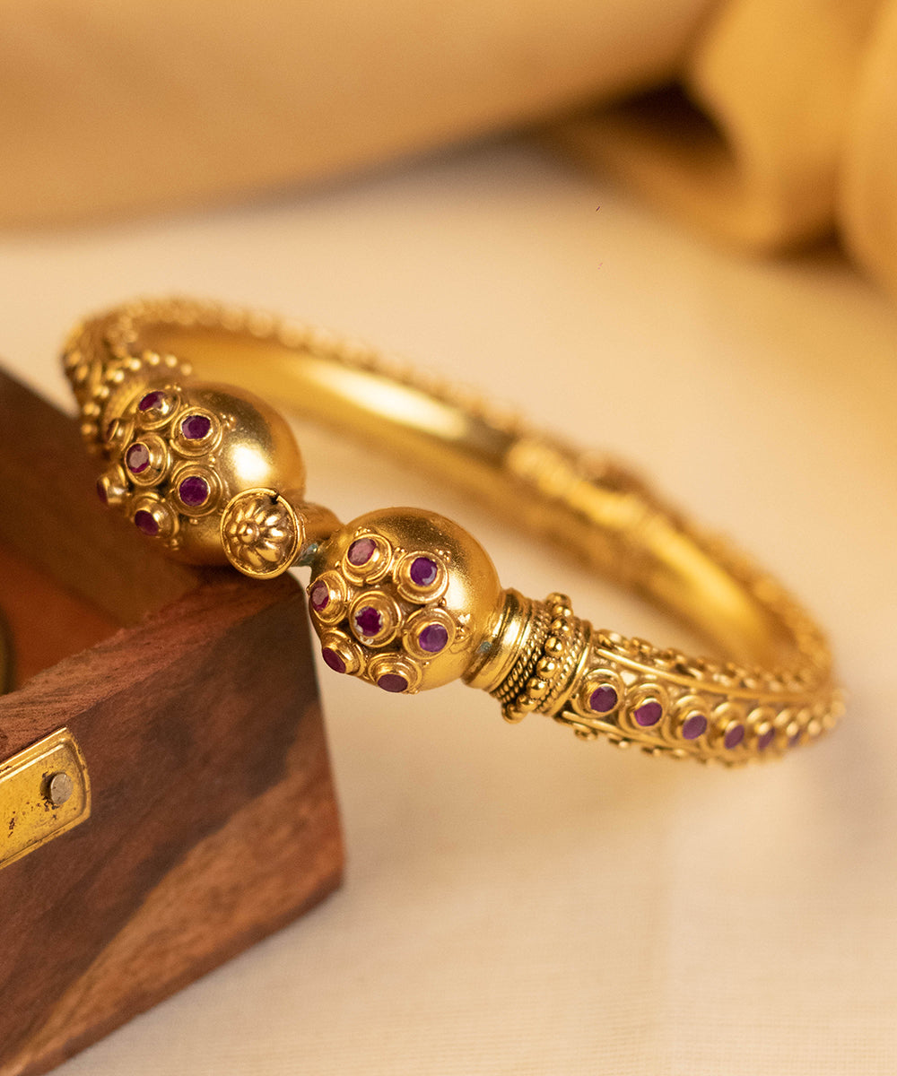 Kamya_Handcrafted_Pure_Silver_Bangle_With_Onyx_WeaverStory_01