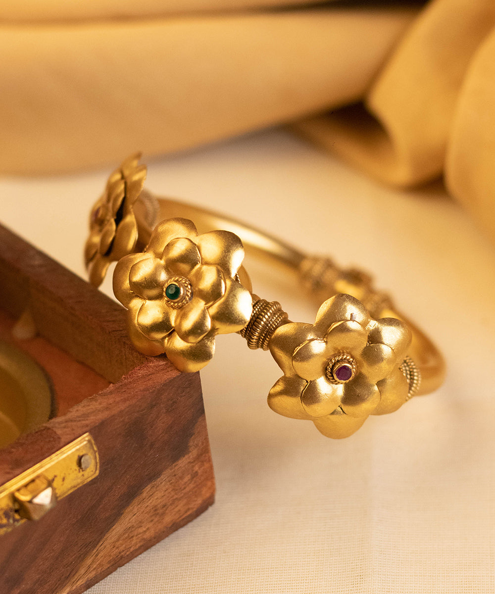 Leela_Handcrafted_Pure_Silver_Bangle_WeaverStory_01