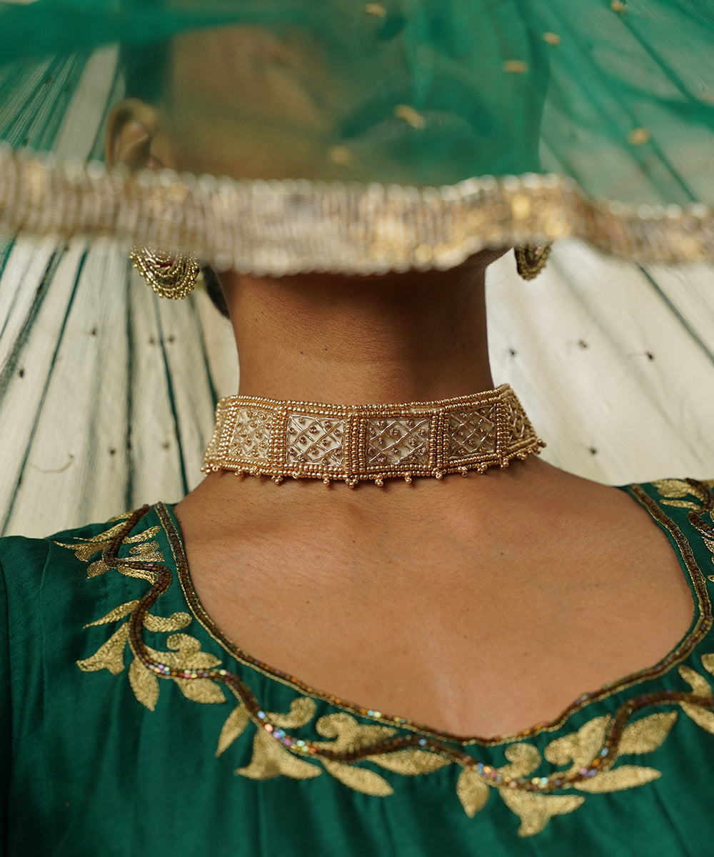 Handcrafted_Cream_&amp;_Gold_Fabric_Choker_WeaverStory_03